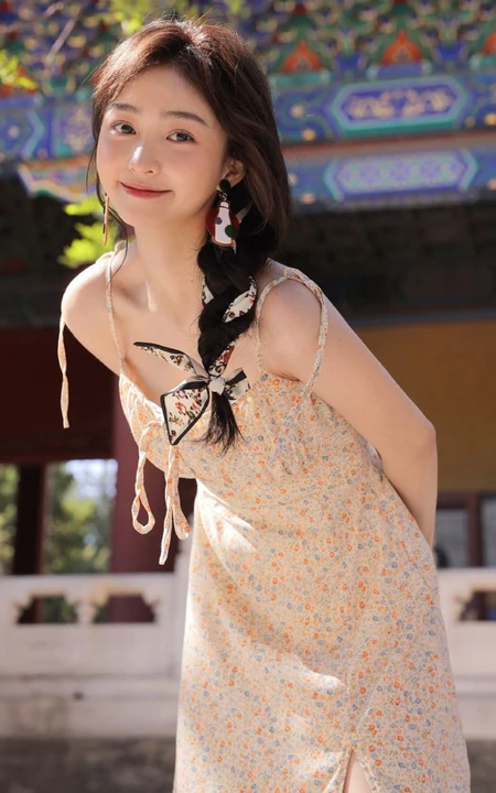 最适合夏天的清新小碎花，甜美清新肩带裙女生小姐姐户外街拍写真图片
