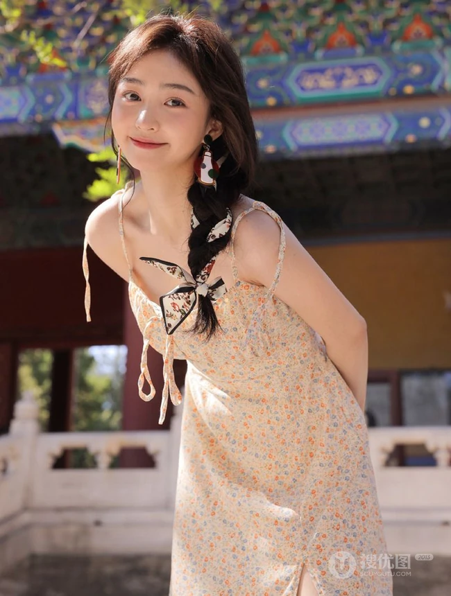 最适合夏天的清新小碎花，甜美清新肩带裙女生小姐姐户外街拍写真图片
