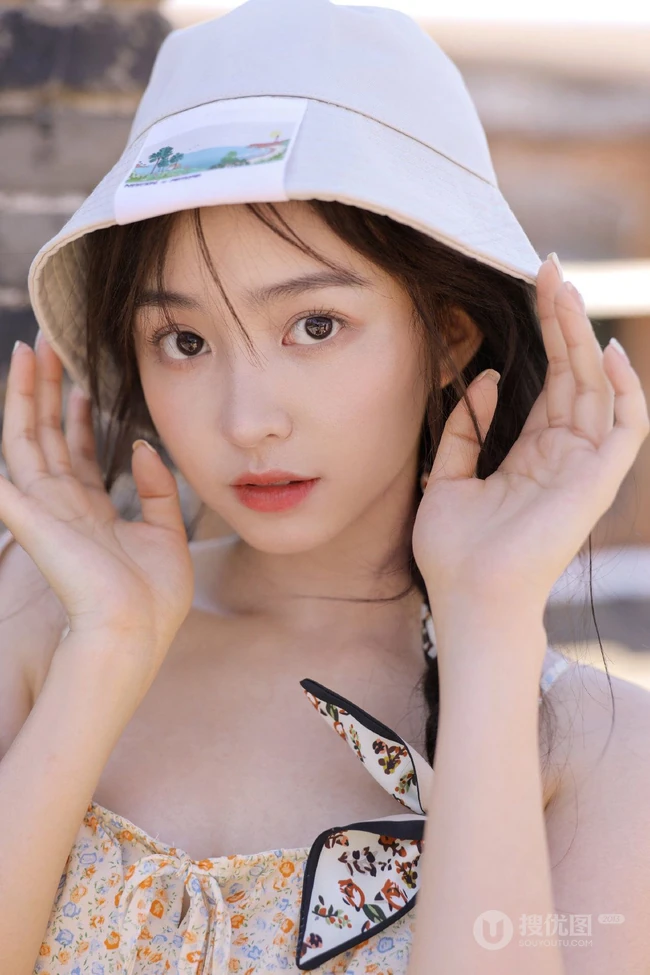 最适合夏天的清新小碎花，甜美清新肩带裙女生小姐姐户外街拍写真图片