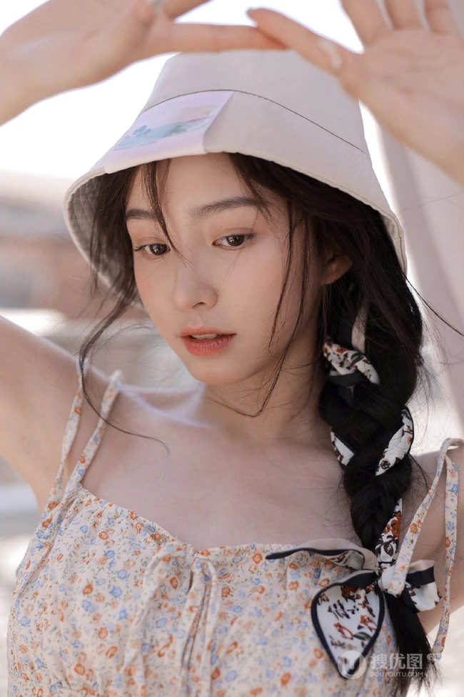 最适合夏天的清新小碎花，甜美清新肩带裙女生小姐姐户外街拍写真图片