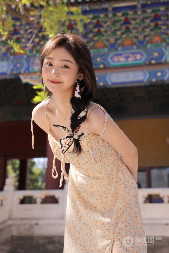 最适合夏天的清新小碎花，甜美清新肩带裙女生小姐姐户外街拍写真图片
