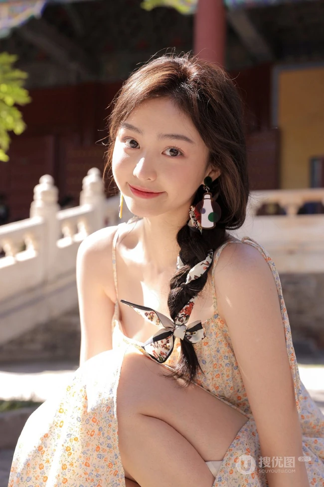 最适合夏天的清新小碎花，甜美清新肩带裙女生小姐姐户外街拍写真图片