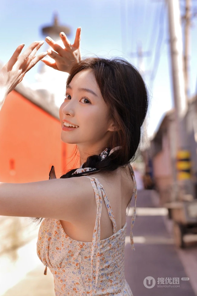 最适合夏天的清新小碎花，甜美清新肩带裙女生小姐姐户外街拍写真图片