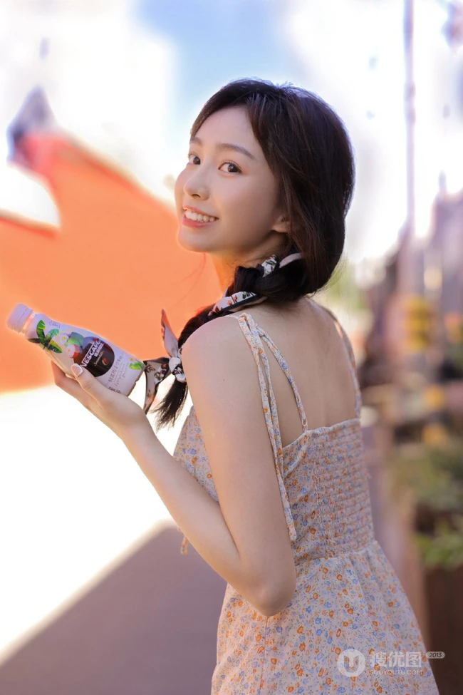 最适合夏天的清新小碎花，甜美清新肩带裙女生小姐姐户外街拍写真图片