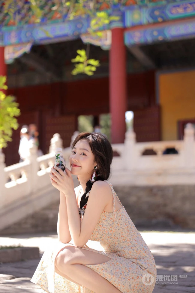 最适合夏天的清新小碎花，甜美清新肩带裙女生小姐姐户外街拍写真图片