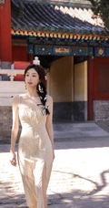 最适合夏天的清新小碎花，甜美清新肩带裙女生小姐姐户外街拍写真图片