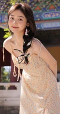 最适合夏天的清新小碎花，甜美清新肩带裙女生小姐姐户外街拍写真图片