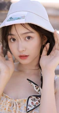 最适合夏天的清新小碎花，甜美清新肩带裙女生小姐姐户外街拍写真图片