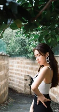 郑合惠子黑白拼接肩带裙穿搭复古胶片质感旅拍写真美照