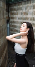 郑合惠子黑白拼接肩带裙穿搭复古胶片质感旅拍写真美照