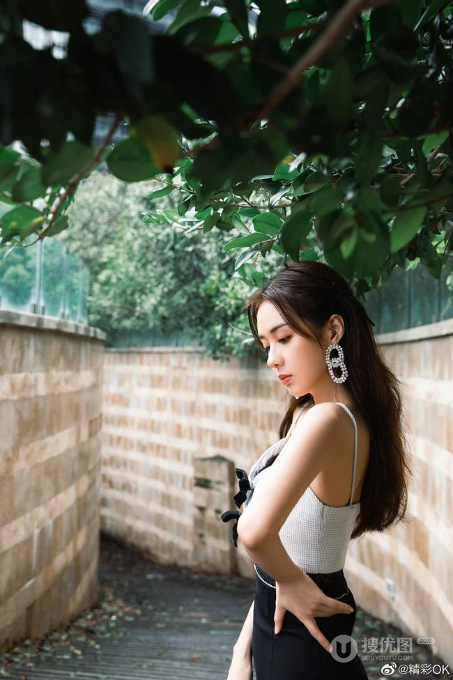 郑合惠子黑白拼接肩带裙穿搭复古胶片质感旅拍写真美照