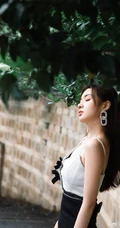 郑合惠子黑白拼接肩带裙穿搭复古胶片质感旅拍写真美照