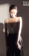 张小斐气质时尚杂志美照，展现其妩媚风情温柔的一面，氛围感十足