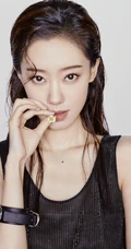张小斐气质时尚杂志美照，展现其妩媚风情温柔的一面，氛围感十足