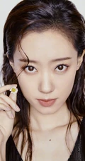 张小斐气质时尚杂志美照，展现其妩媚风情温柔的一面，氛围感十足
