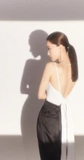 张小斐气质时尚杂志美照，展现其妩媚风情温柔的一面，氛围感十足