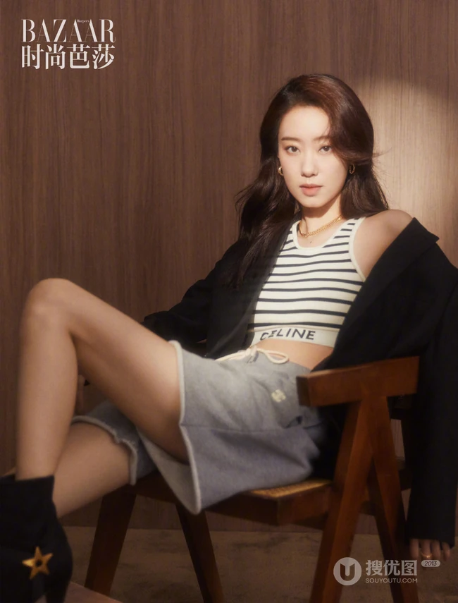张小斐气质时尚杂志美照，展现其妩媚风情温柔的一面，氛围感十足