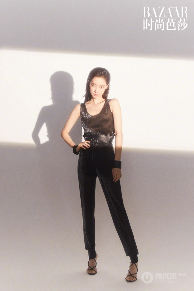 张小斐气质时尚杂志美照，展现其妩媚风情温柔的一面，氛围感十足