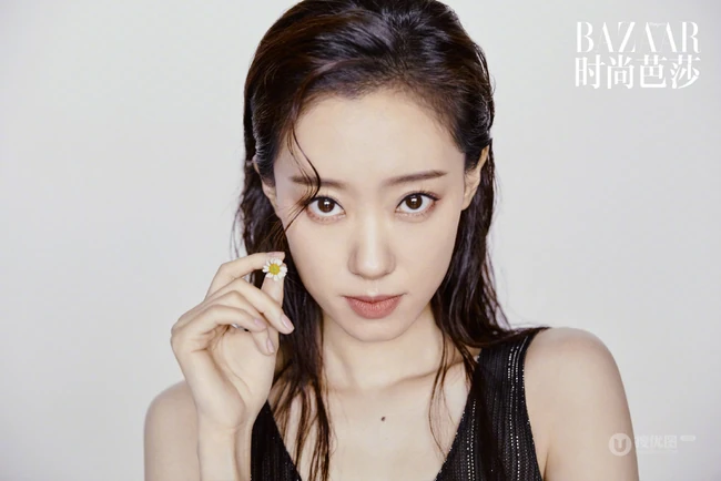 张小斐气质时尚杂志美照，展现其妩媚风情温柔的一面，氛围感十足