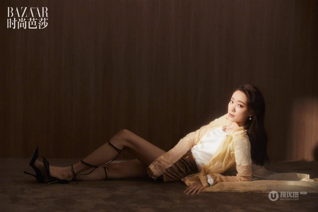 张小斐气质时尚杂志美照，展现其妩媚风情温柔的一面，氛围感十足