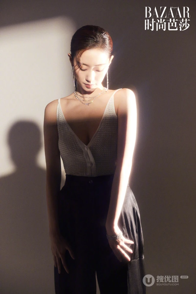 张小斐气质时尚杂志美照，展现其妩媚风情温柔的一面，氛围感十足