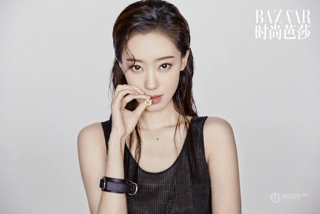 张小斐气质时尚杂志美照，展现其妩媚风情温柔的一面，氛围感十足