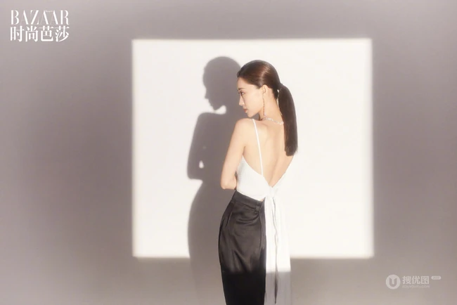 张小斐气质时尚杂志美照，展现其妩媚风情温柔的一面，氛围感十足