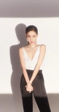 张小斐气质时尚杂志美照，展现其妩媚风情温柔的一面，氛围感十足