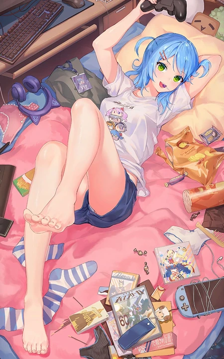 凌乱的少女闺房，一个躺在床上玩游戏的蓝发短裤动漫少女高清插画手机壁纸