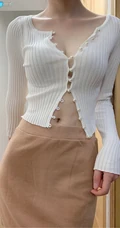 气质女生轻熟陆萱萱的黑色旗袍秀，搭配深袜袜和红色家居服，尽显柔美身姿