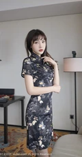 气质女生轻熟陆萱萱的黑色旗袍秀，搭配深袜袜和红色家居服，尽显柔美身姿