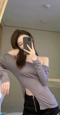 气质女生轻熟陆萱萱的黑色旗袍秀，搭配深袜袜和红色家居服，尽显柔美身姿