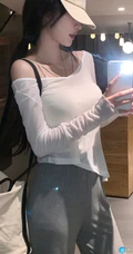 气质女生轻熟陆萱萱的黑色旗袍秀，搭配深袜袜和红色家居服，尽显柔美身姿