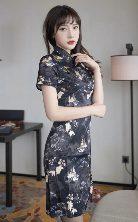 气质女生轻熟陆萱萱的黑色旗袍秀，搭配深袜袜和红色家居服，尽显柔美身姿