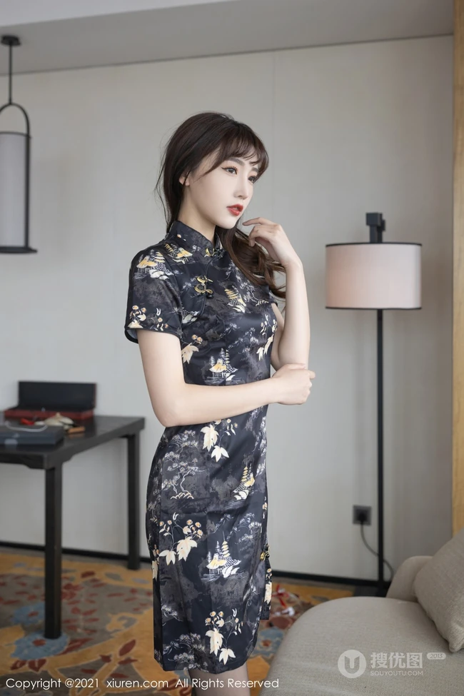 气质女生轻熟陆萱萱的黑色旗袍秀，搭配深袜袜和红色家居服，尽显柔美身姿