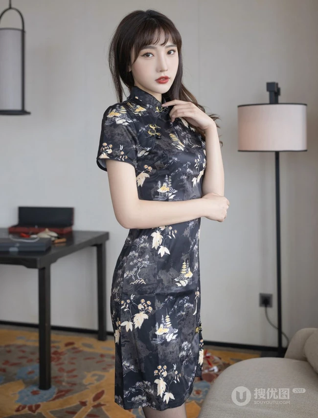 气质女生轻熟陆萱萱的黑色旗袍秀，搭配深袜袜和红色家居服，尽显柔美身姿