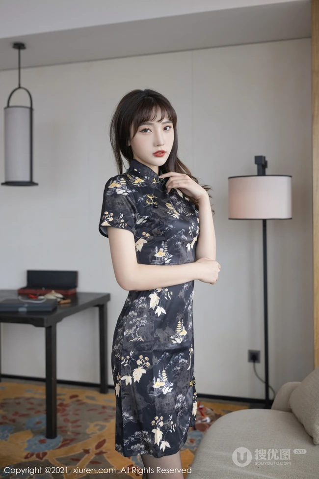 气质女生轻熟陆萱萱的黑色旗袍秀，搭配深袜袜和红色家居服，尽显柔美身姿
