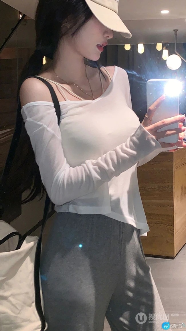 气质女生轻熟陆萱萱的黑色旗袍秀，搭配深袜袜和红色家居服，尽显柔美身姿