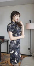 气质女生轻熟陆萱萱的黑色旗袍秀，搭配深袜袜和红色家居服，尽显柔美身姿