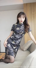 气质女生轻熟陆萱萱的黑色旗袍秀，搭配深袜袜和红色家居服，尽显柔美身姿