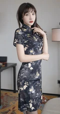 气质女生轻熟陆萱萱的黑色旗袍秀，搭配深袜袜和红色家居服，尽显柔美身姿