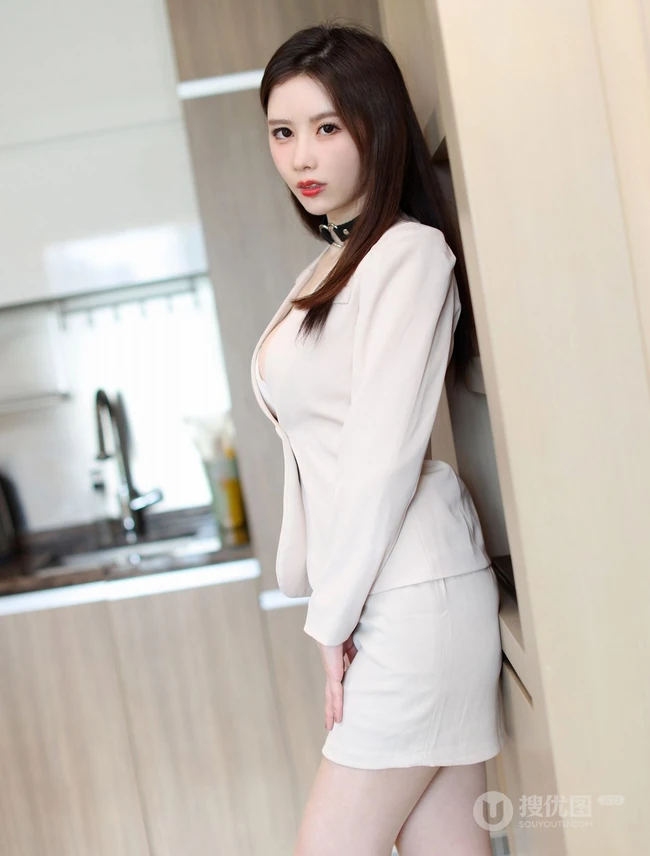 气质女生新人嫩模吴雪瑶白色西装制服短裙袜装高跟居家写真套图