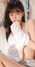慢慢的温柔让人感动，柔情少女徐溢含肩带衣短裤大秀美背厨房小情调写真