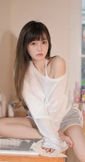 慢慢的温柔让人感动，柔情少女徐溢含肩带衣短裤大秀美背厨房小情调写真