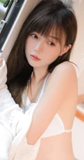 慢慢的温柔让人感动，柔情少女徐溢含肩带衣短裤大秀美背厨房小情调写真