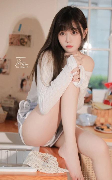 慢慢的温柔让人感动，柔情少女徐溢含肩带衣短裤大秀美背厨房小情调写真
