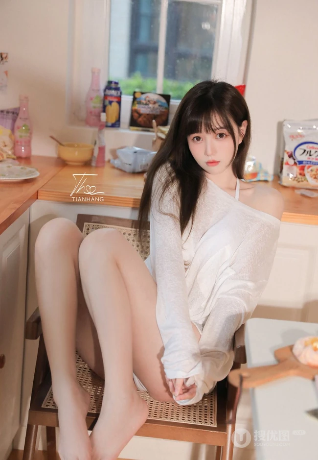 慢慢的温柔让人感动，柔情少女徐溢含肩带衣短裤大秀美背厨房小情调写真