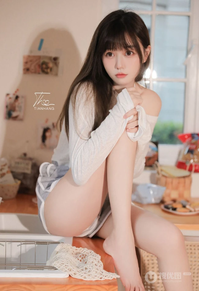 慢慢的温柔让人感动，柔情少女徐溢含肩带衣短裤大秀美背厨房小情调写真