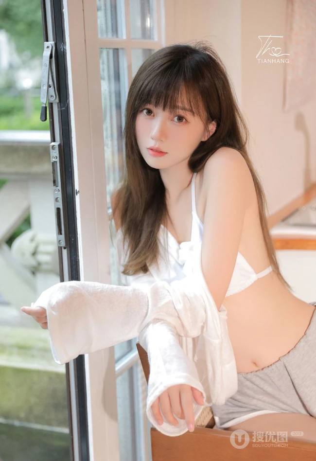 慢慢的温柔让人感动，柔情少女徐溢含肩带衣短裤大秀美背厨房小情调写真