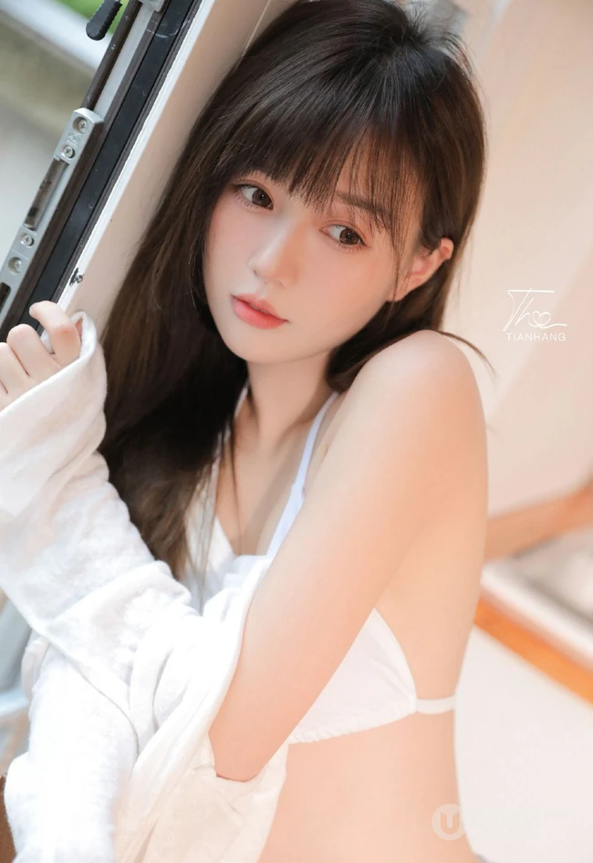 慢慢的温柔让人感动，柔情少女徐溢含肩带衣短裤大秀美背厨房小情调写真